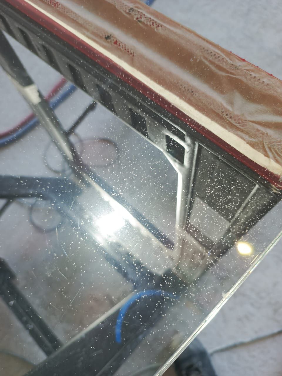 Глубокие царапины на стекле